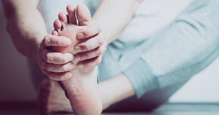Ręka laboranta trzymająca probówki