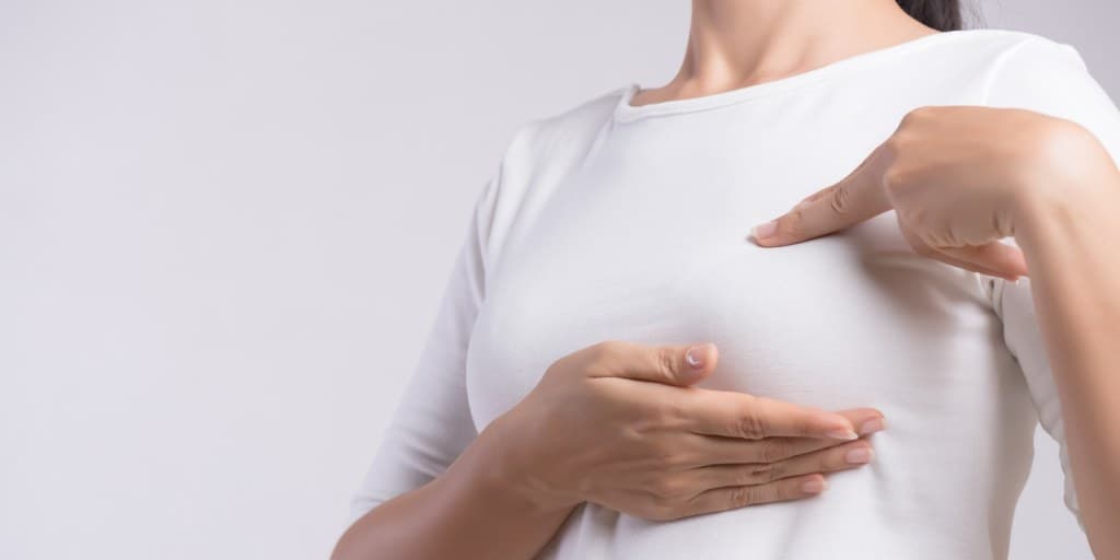 swędzenie piersi, kobieta trzymająca się za pierś