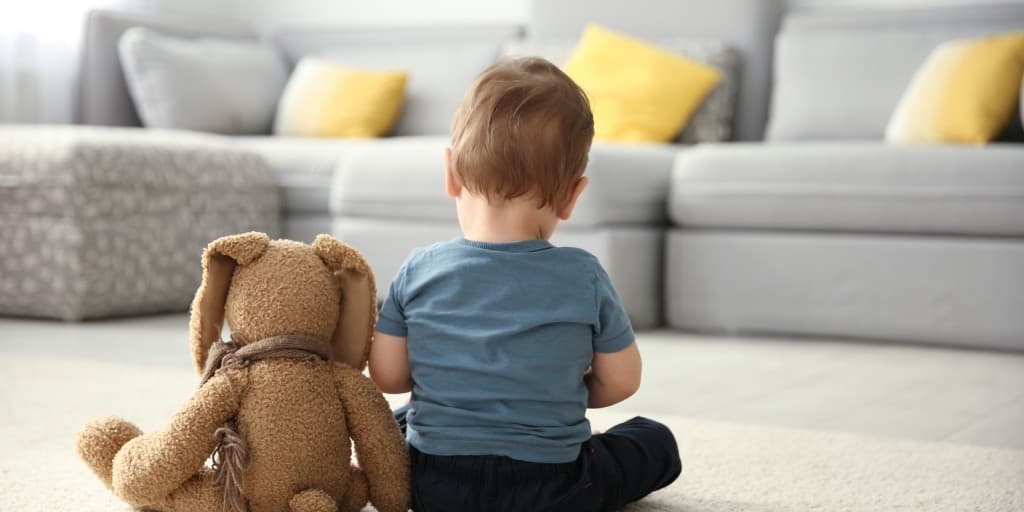 Ręka laboranta trzymająca probówki